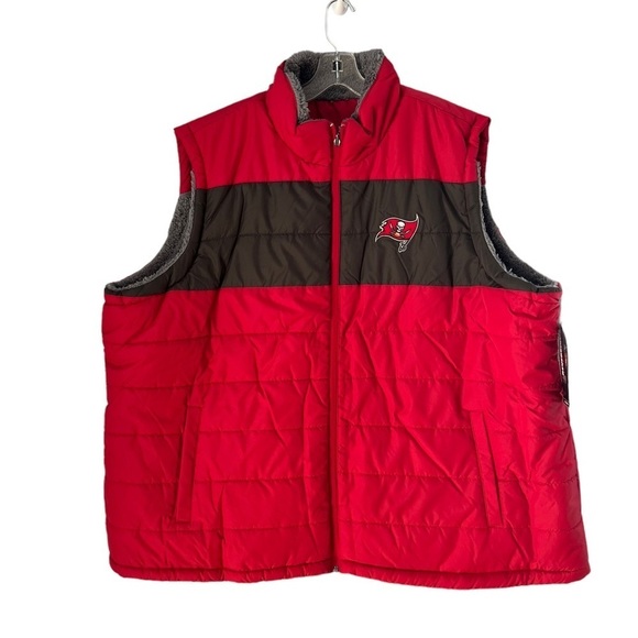 37. NWT Tamp Bay Buccaneers Women’s Reversible Full-Zip Vest - Picture 4 of 9